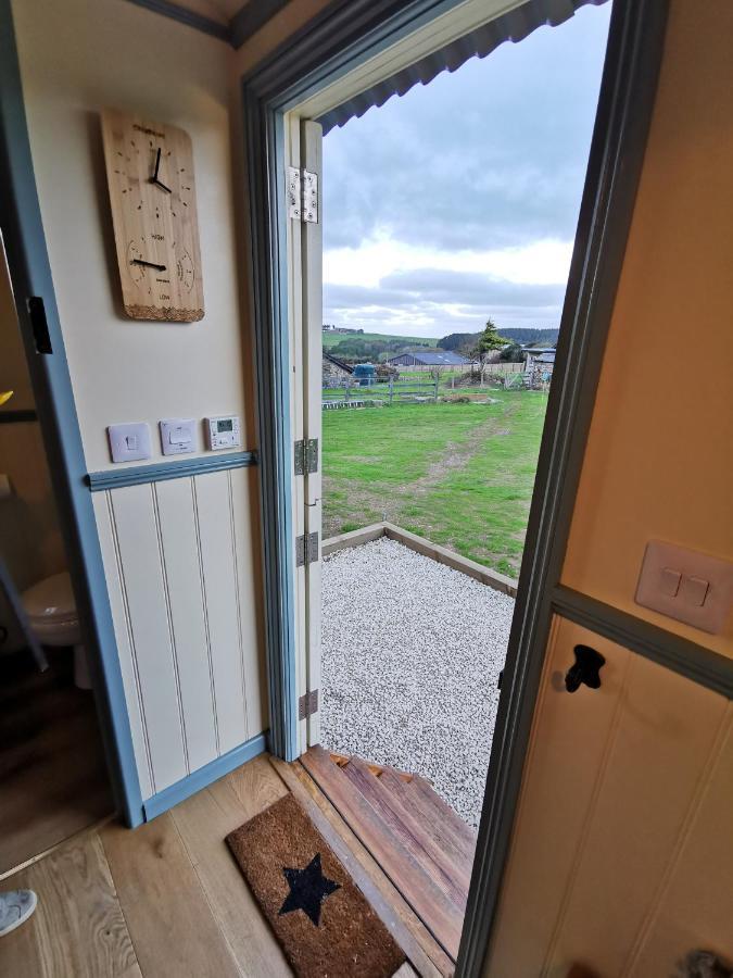 Toms Hut And Robins Rest Shepherd Huts Near 韦德布里奇 外观 照片