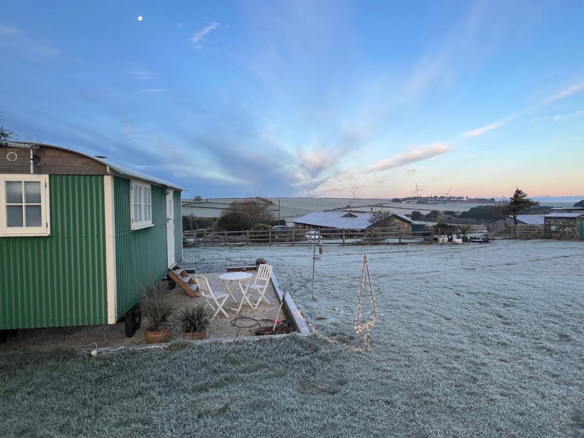 Toms Hut And Robins Rest Shepherd Huts Near 韦德布里奇 外观 照片