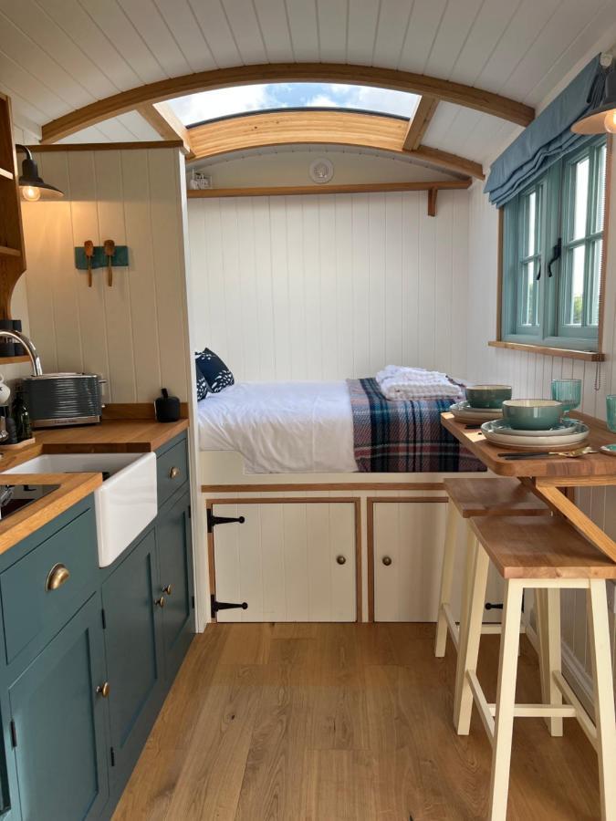 Toms Hut And Robins Rest Shepherd Huts Near 韦德布里奇 外观 照片