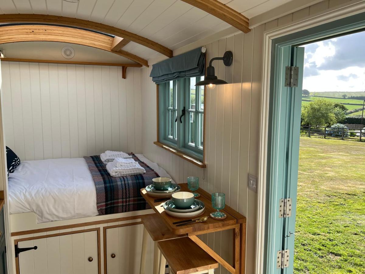 Toms Hut And Robins Rest Shepherd Huts Near 韦德布里奇 外观 照片