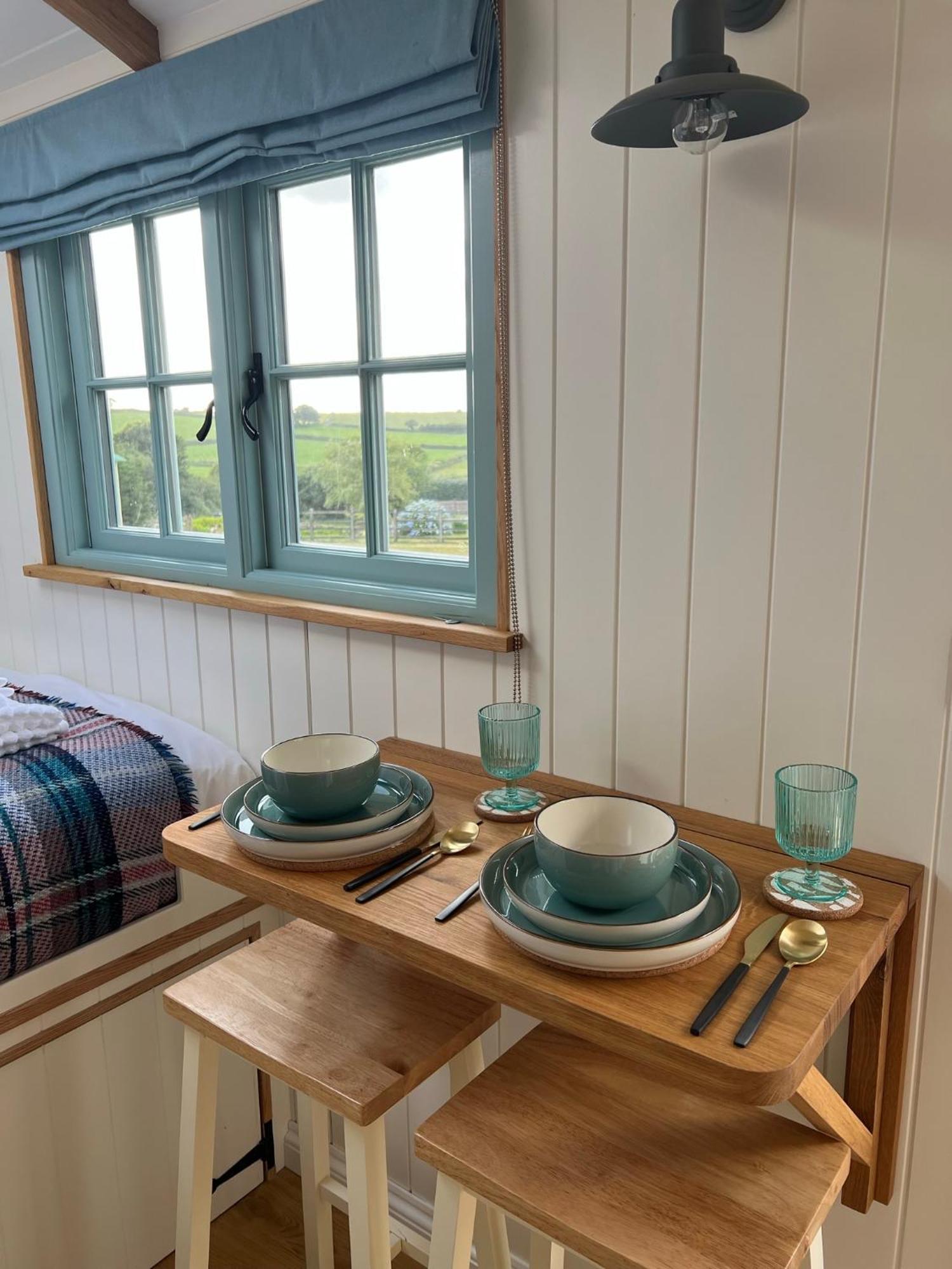Toms Hut And Robins Rest Shepherd Huts Near 韦德布里奇 外观 照片