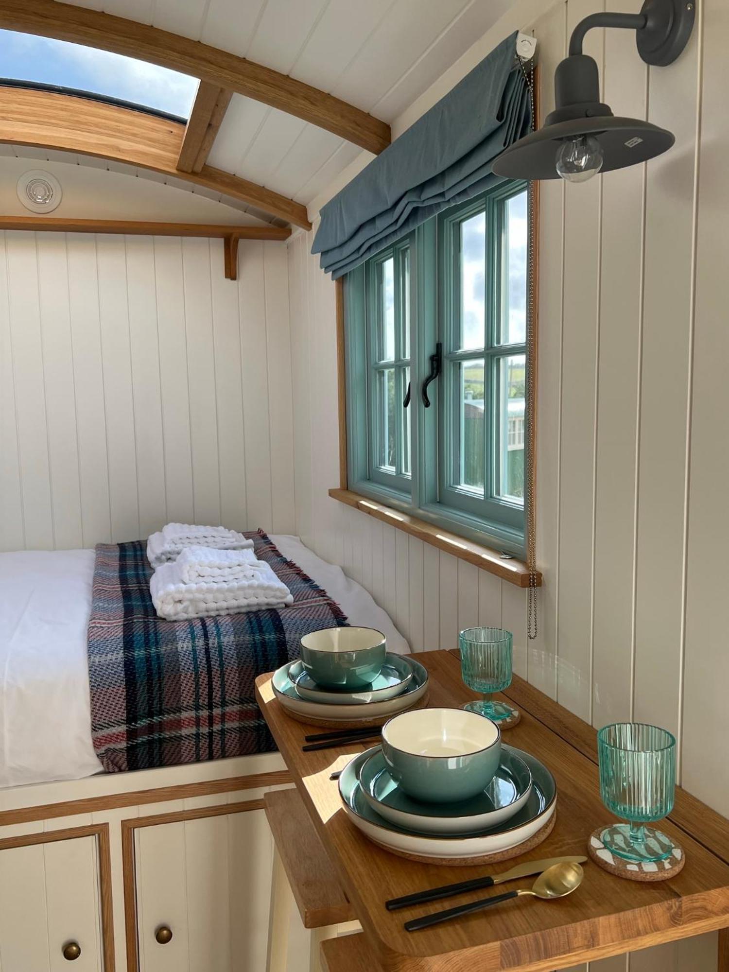 Toms Hut And Robins Rest Shepherd Huts Near 韦德布里奇 外观 照片