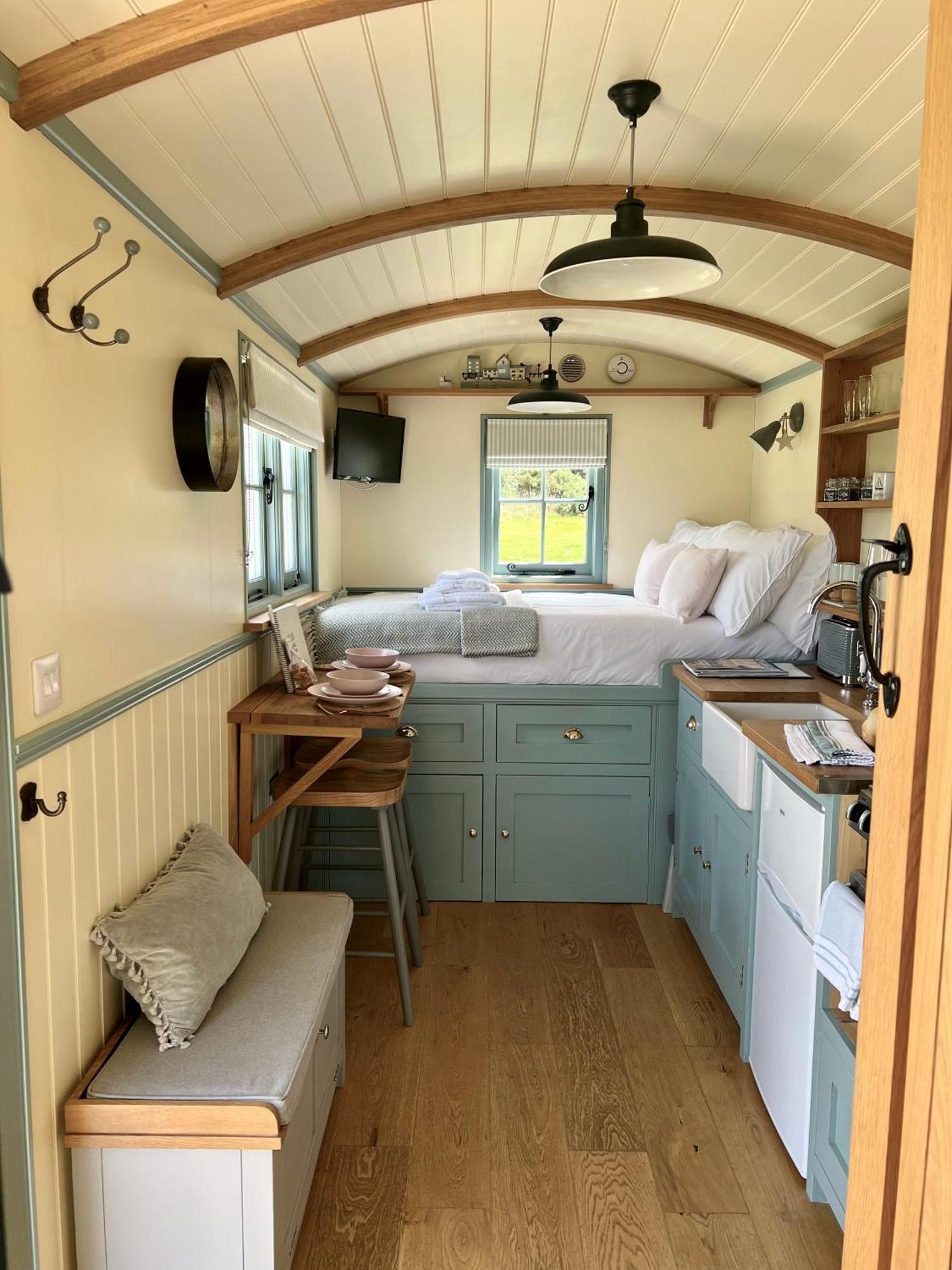 Toms Hut And Robins Rest Shepherd Huts Near 韦德布里奇 外观 照片